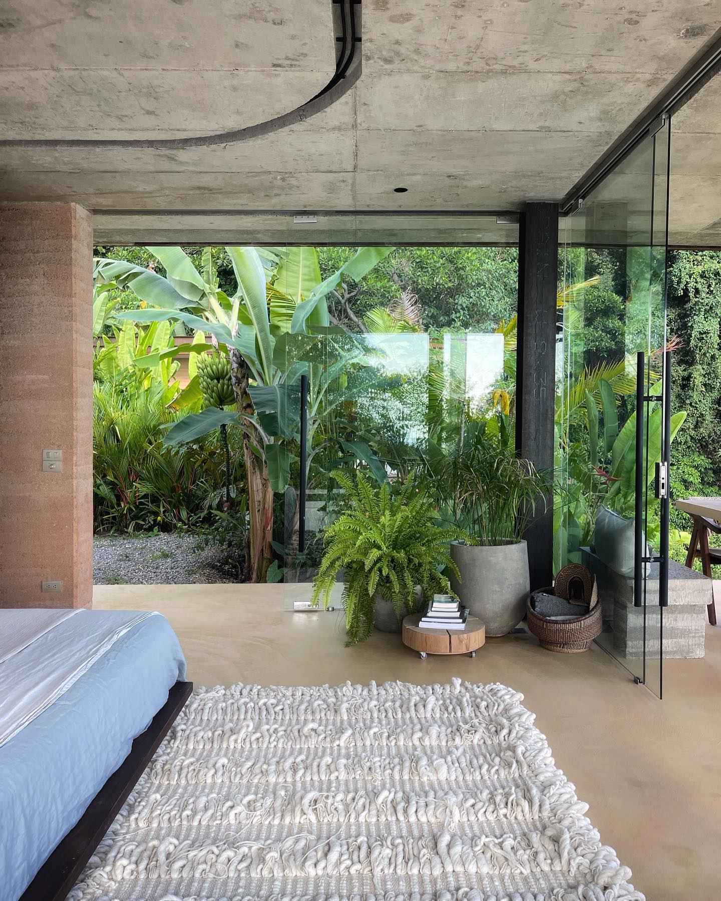 23 Dreamy Tropical Bedroom Design Ideas (With Photos You’ll Want To Copy) 2 tropical bedroom design