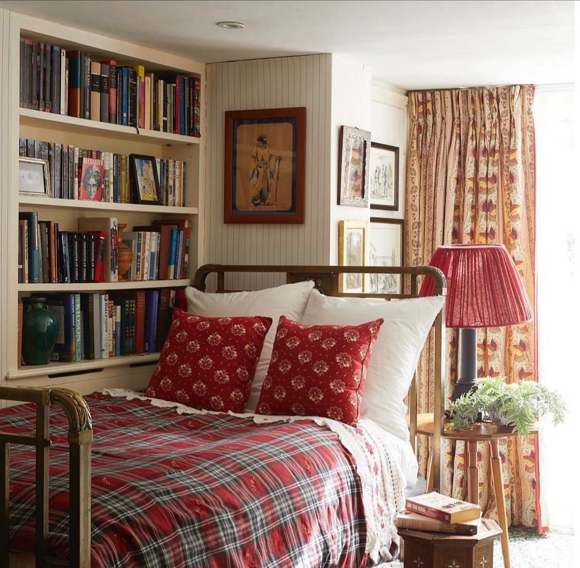 26 Brass Bed Bedroom Ideas That Prove This Classic Frame Is Totally Back In Style 3 brass bed bedroom