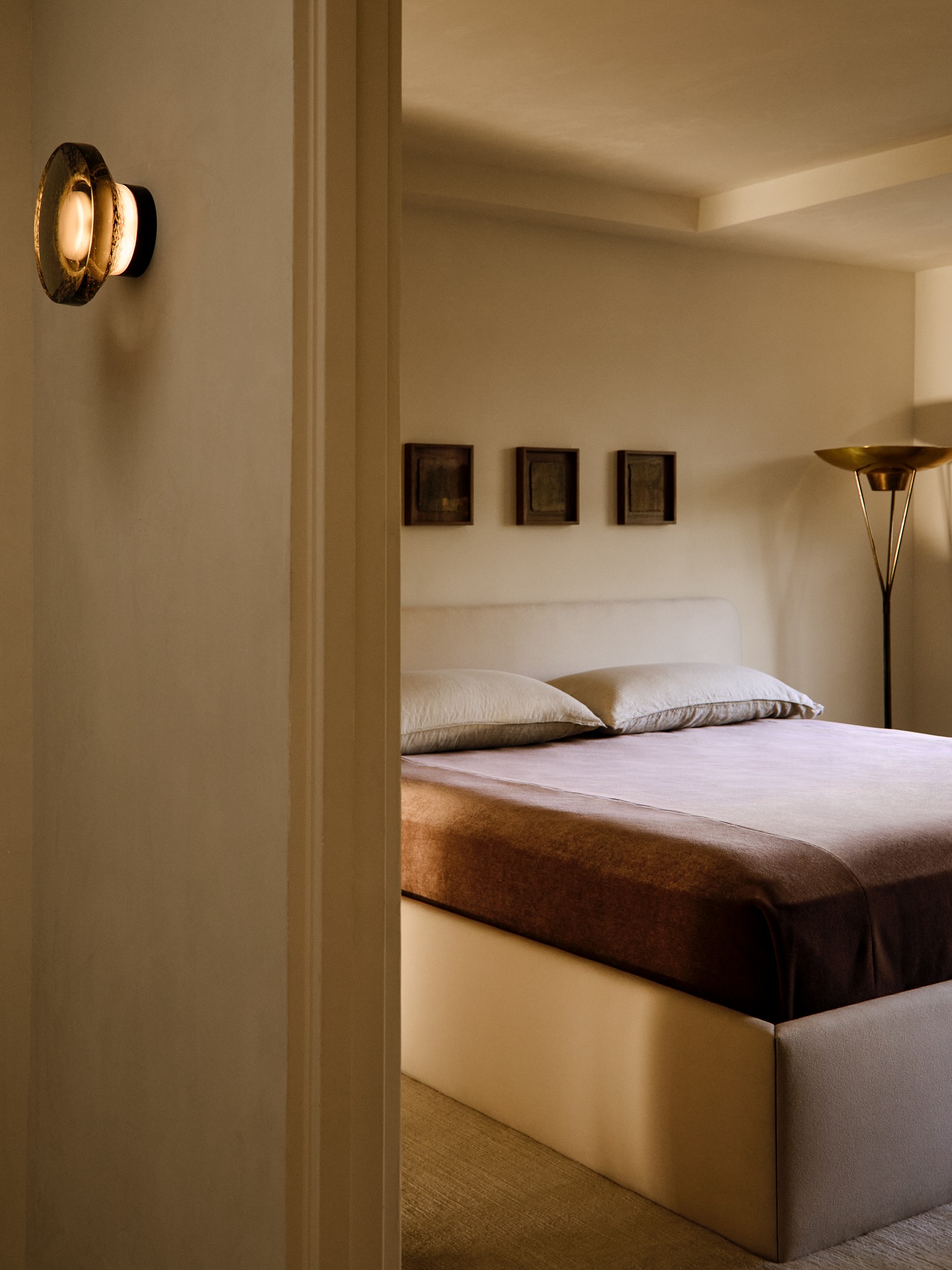 26 Brass Bed Bedroom Ideas That Prove This Classic Frame Is Totally Back In Style 23 brass bed bedroom