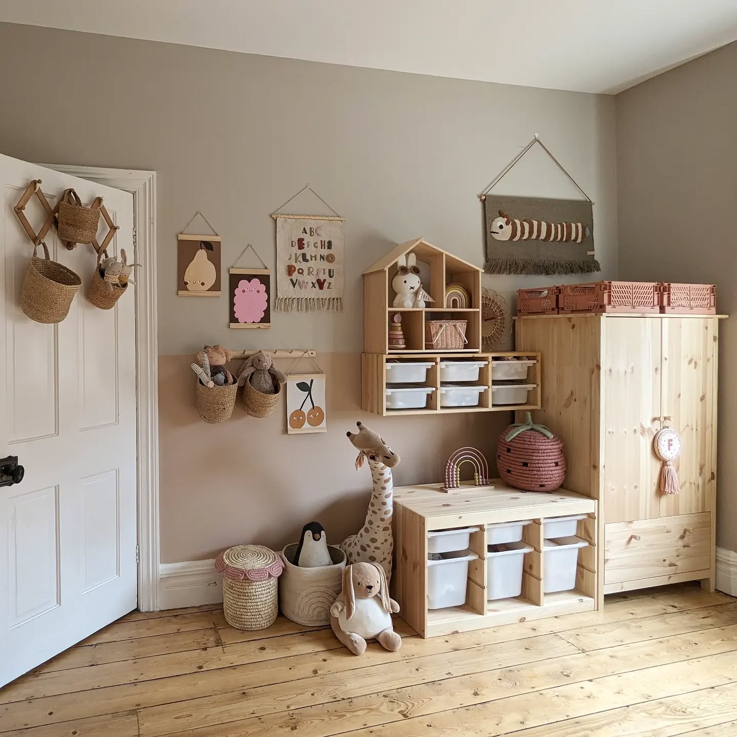 29 Adorable Toddler Bedroom Decor Ideas: Cute & Clever Styling Tips With 29 Inspiring Images 19 toddler bedroom decor