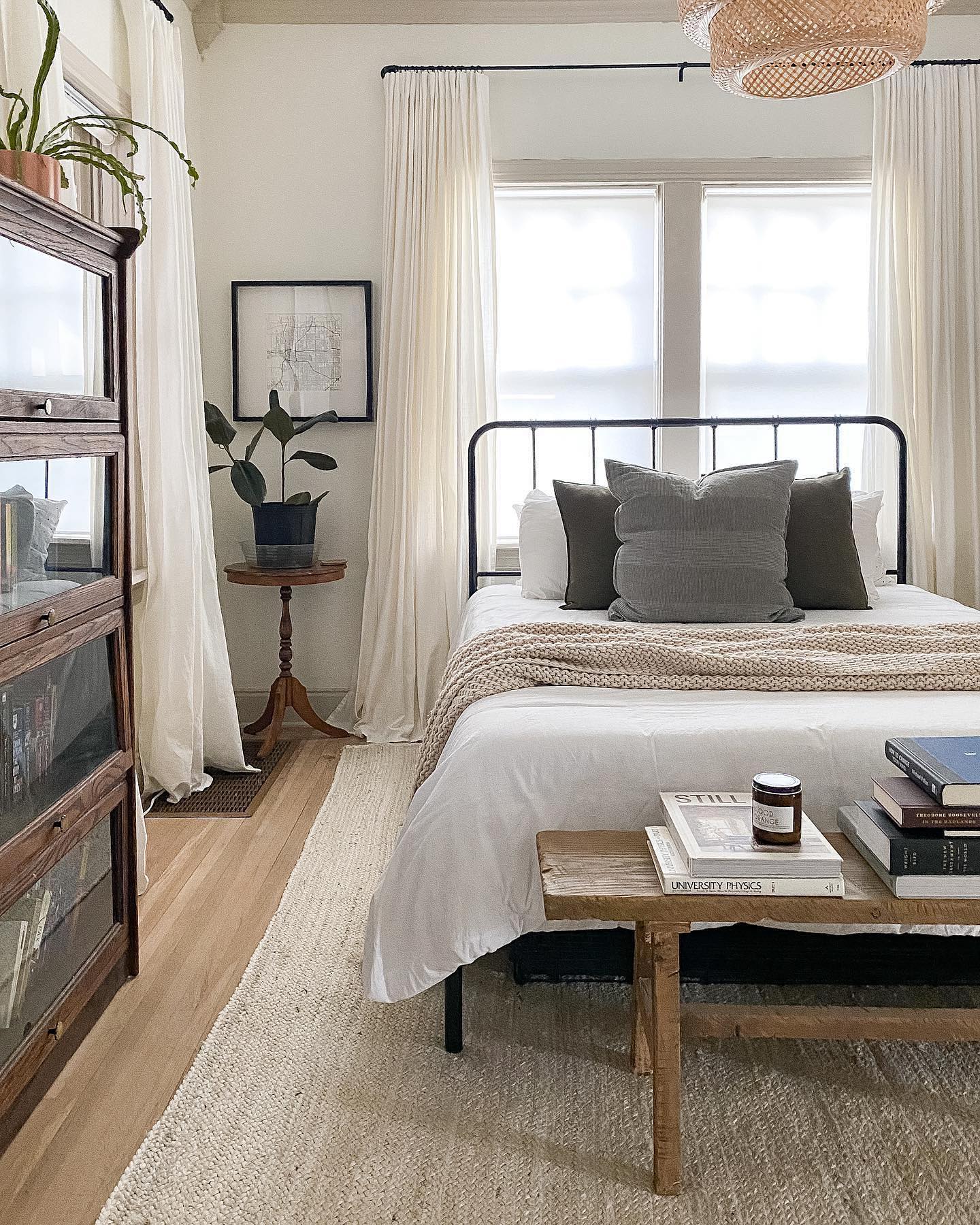 28 Cozy Jute Rug Bedroom Ideas To Copy Now (Stunning Inspiration + Styling Tips) 7 jute rug bedroom