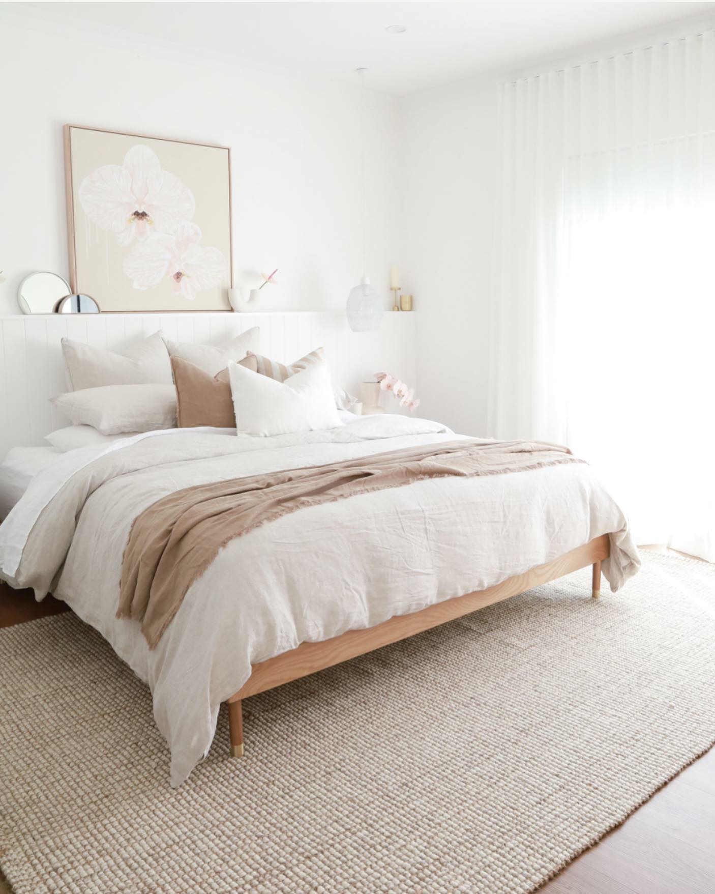 28 Cozy Jute Rug Bedroom Ideas To Copy Now (Stunning Inspiration + Styling Tips) 3 jute rug bedroom