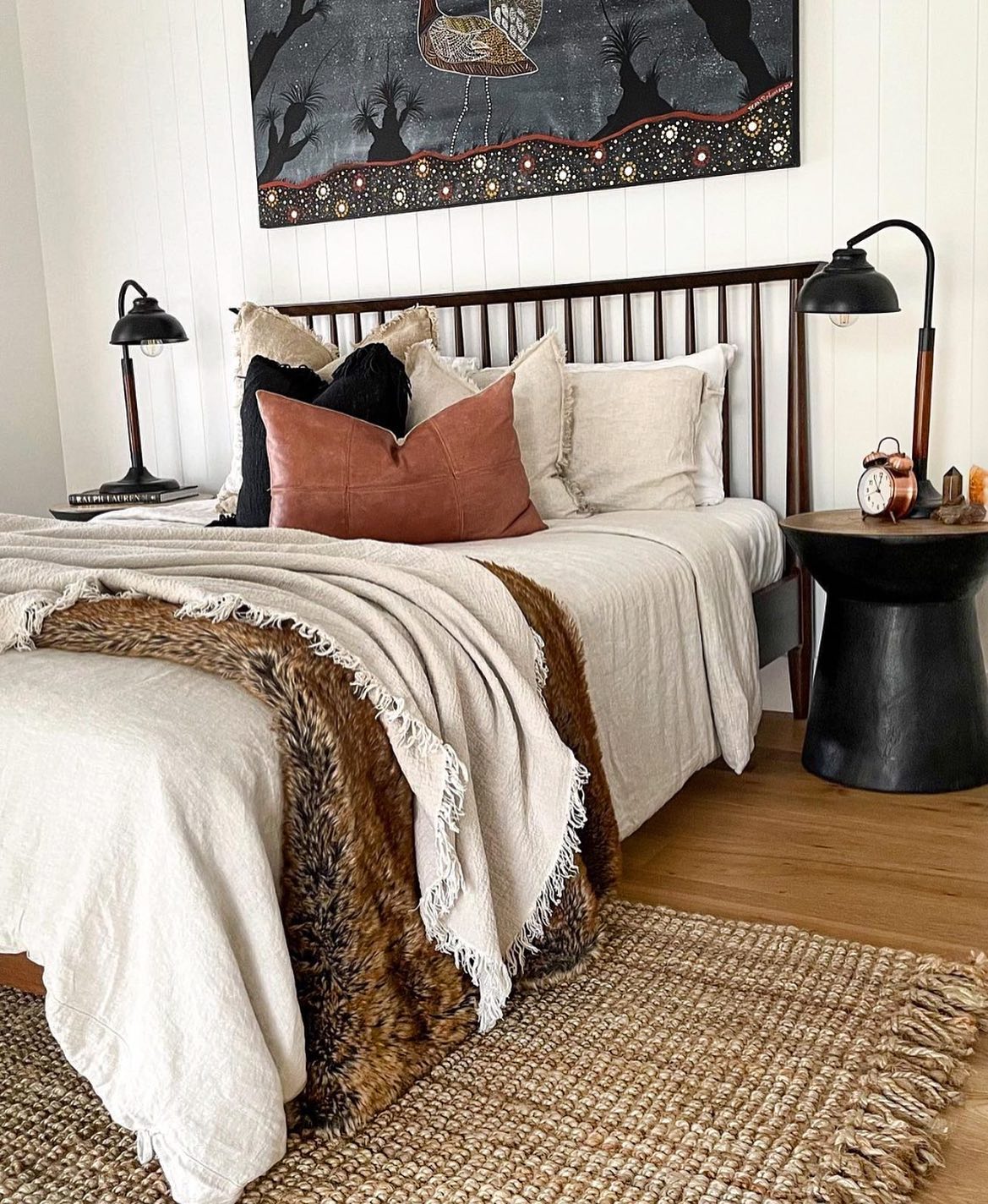28 Cozy Jute Rug Bedroom Ideas To Copy Now (Stunning Inspiration + Styling Tips) 9 jute rug bedroom