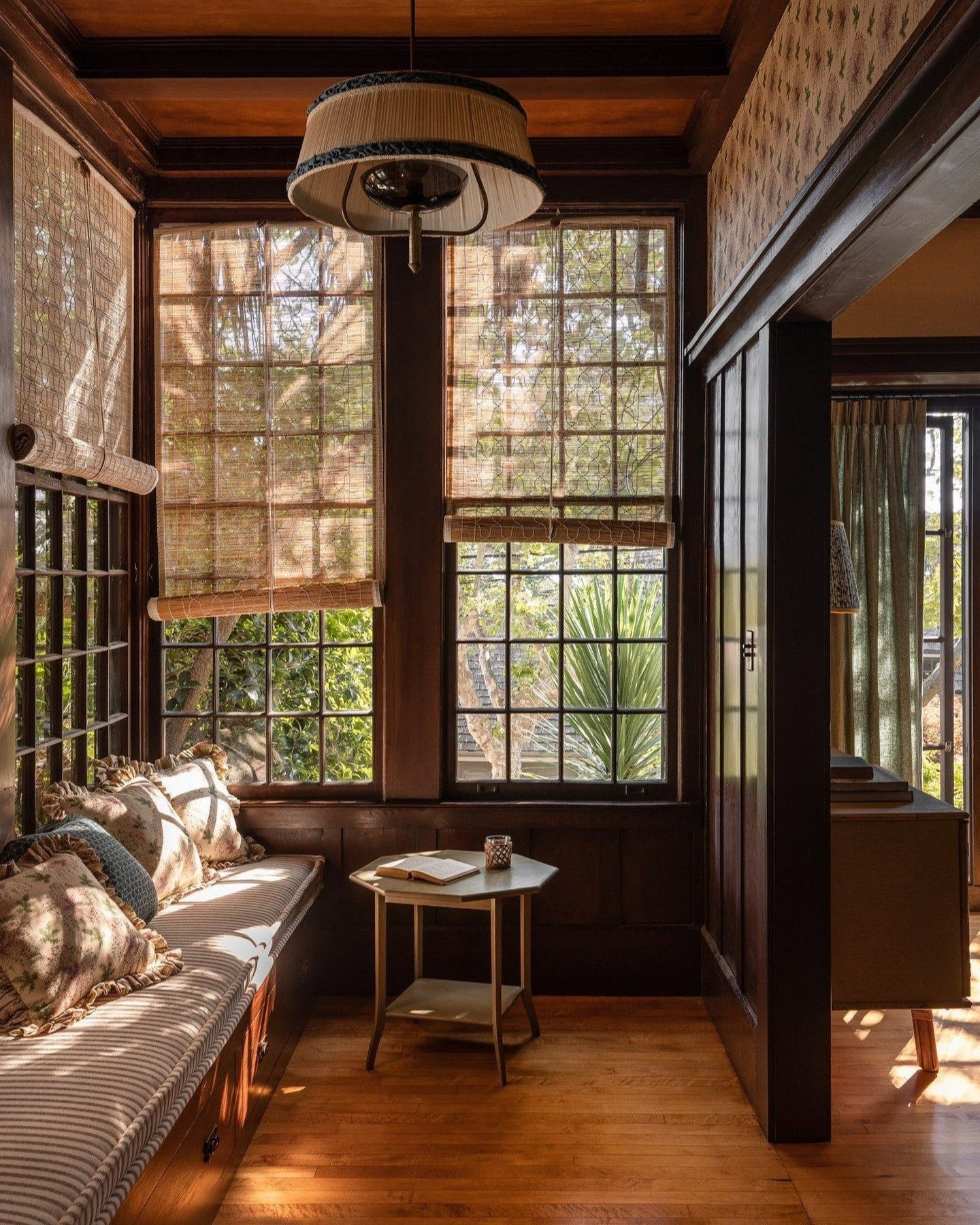 21 Vintage Rug Bedroom Ideas For A Cozy, Character-Filled Retreat (With 21 Inspiring Images) 11 vintage rug bedroom