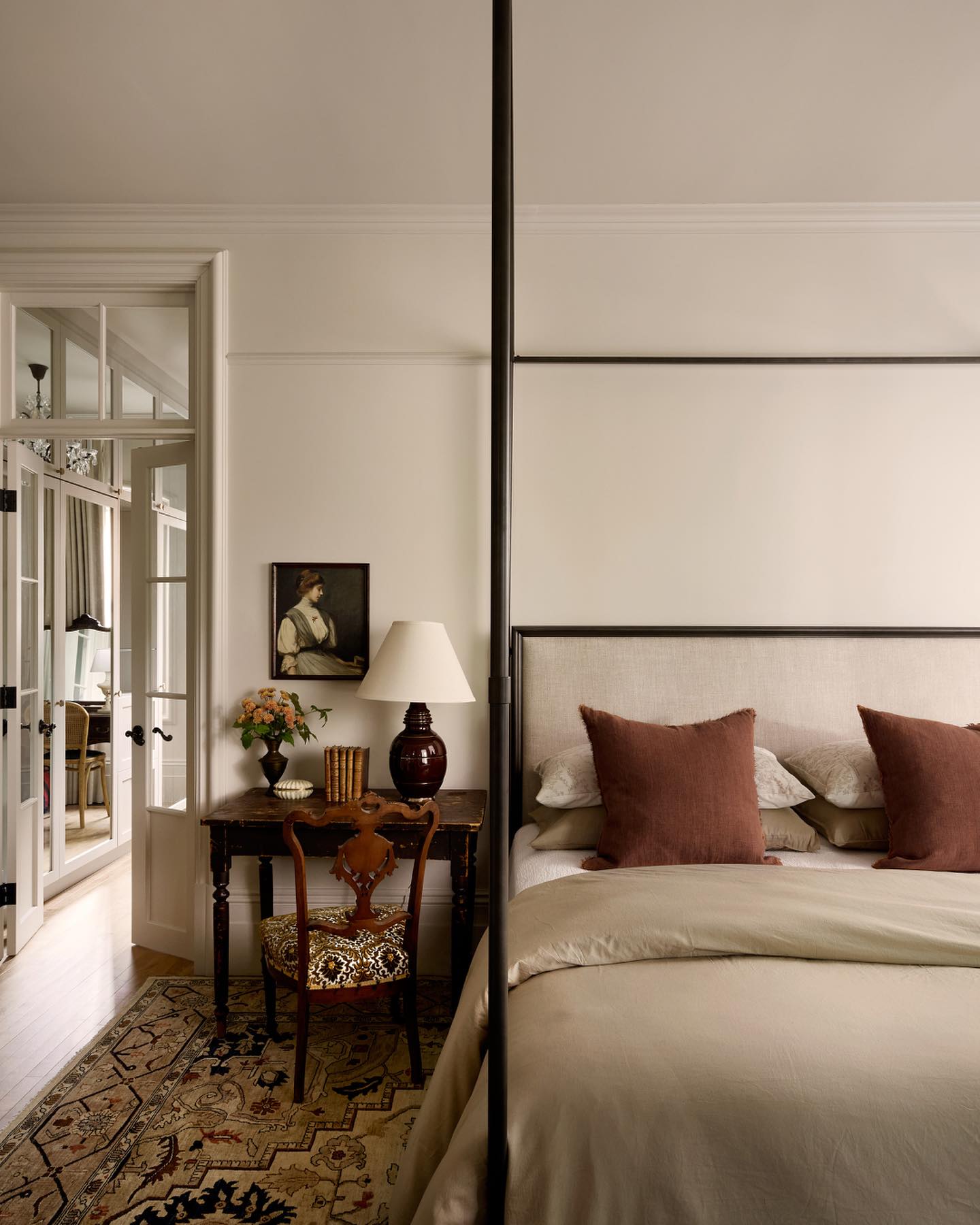 21 Vintage Rug Bedroom Ideas For A Cozy, Character-Filled Retreat (With 21 Inspiring Images) 7 vintage rug bedroom