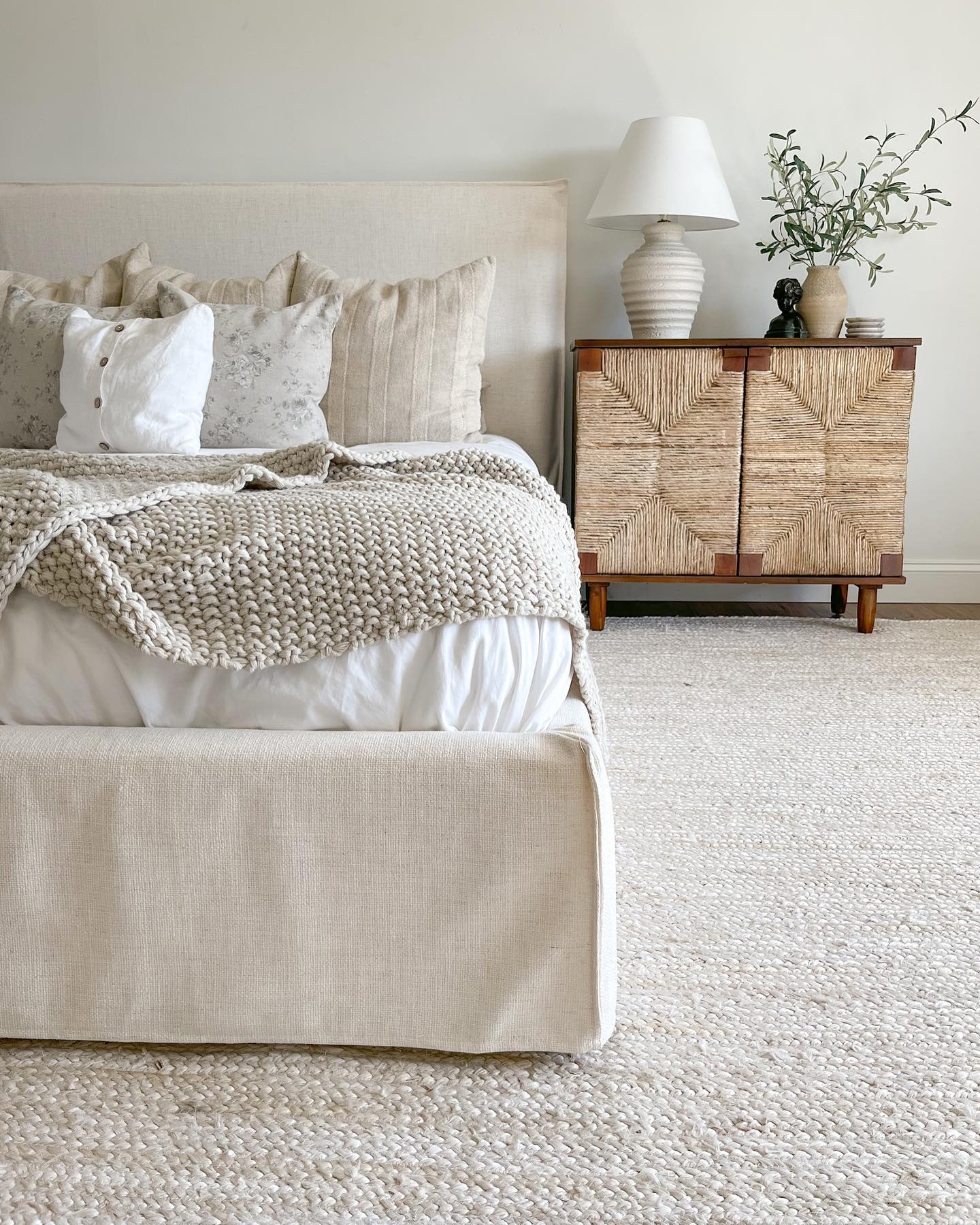 28 Cozy Jute Rug Bedroom Ideas To Copy Now (Stunning Inspiration + Styling Tips) 6 jute rug bedroom