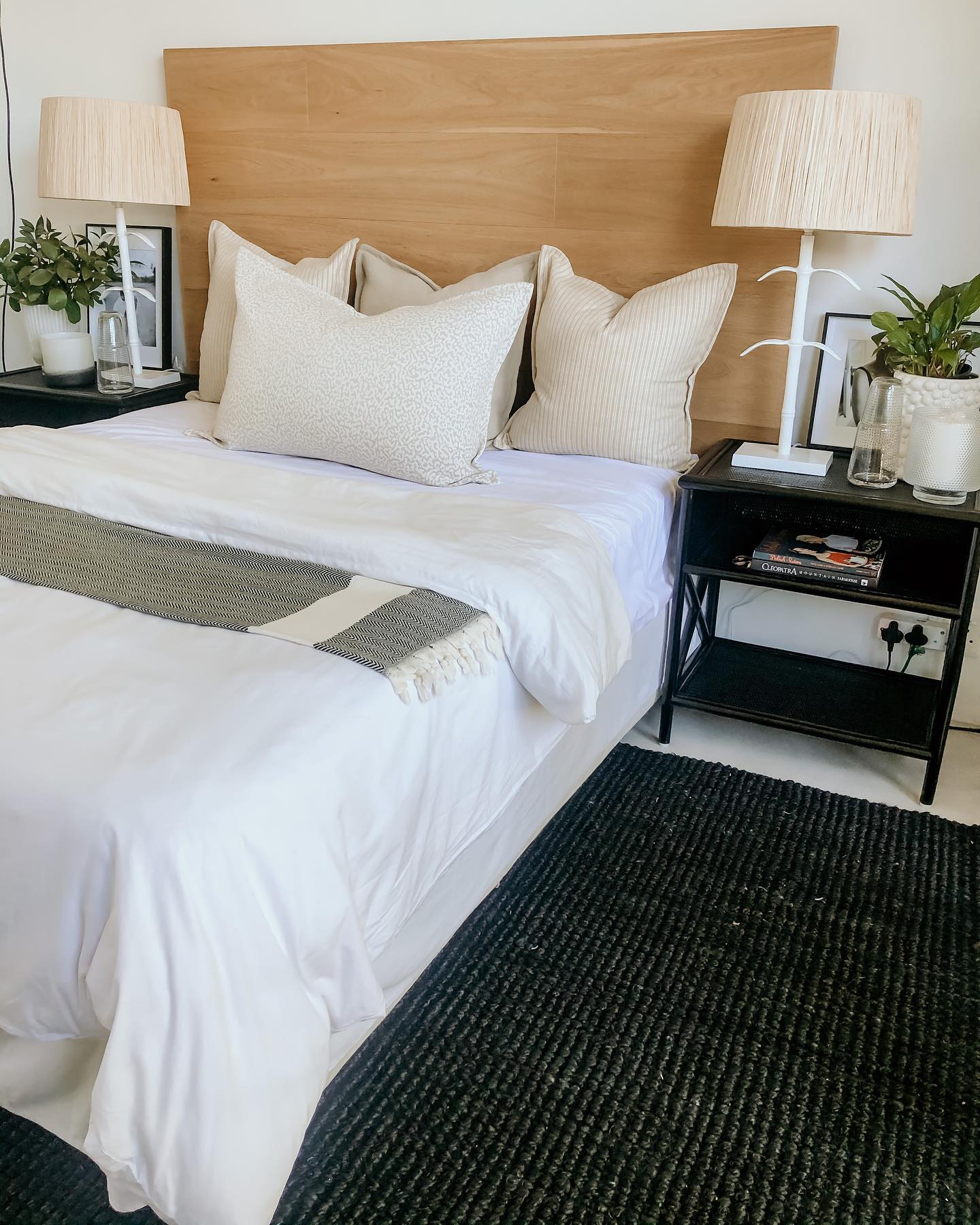 28 Cozy Jute Rug Bedroom Ideas To Copy Now (Stunning Inspiration + Styling Tips) 26 jute rug bedroom