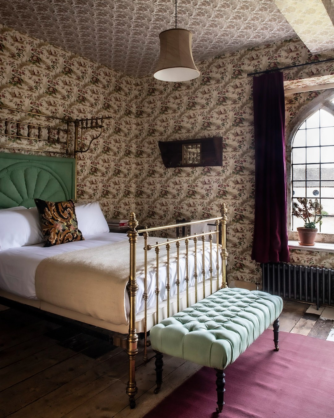 26 Brass Bed Bedroom Ideas That Prove This Classic Frame Is Totally Back In Style 13 brass bed bedroom