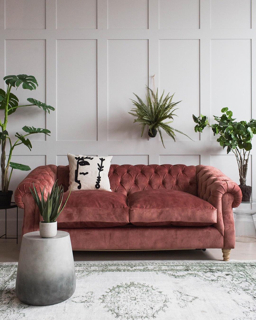 24 Chic Chesterfield Sofa Living Room Ideas To Copy Right Now (With Photos) 11 chesterfield sofa living room